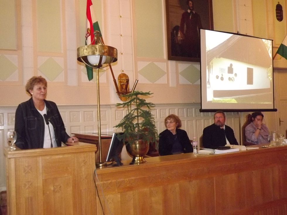 Nemes-Lajsz Julianna előadását tartja