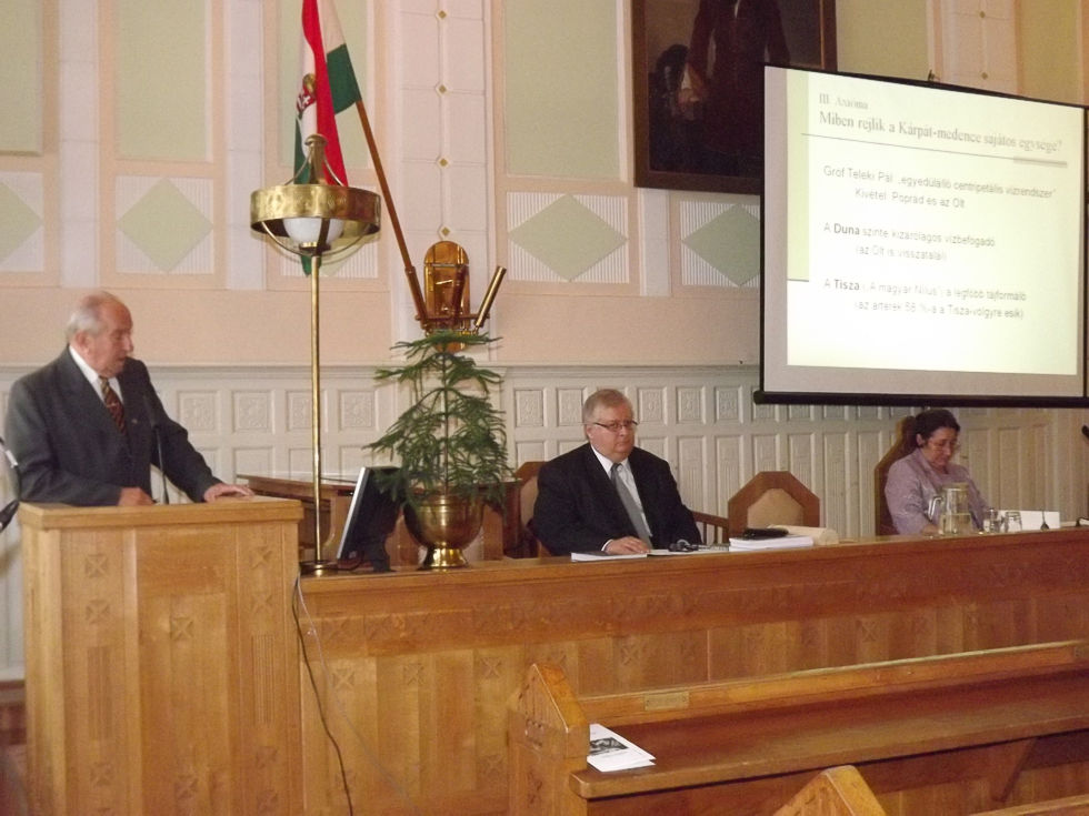 Dr. Tóth Albert előadását tartja